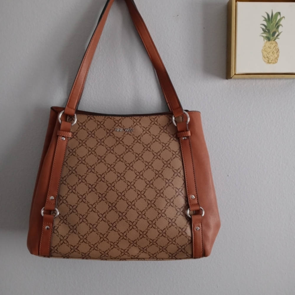 Bag Nine West  color brown  Zippers Inside  Exellent Condition Condition